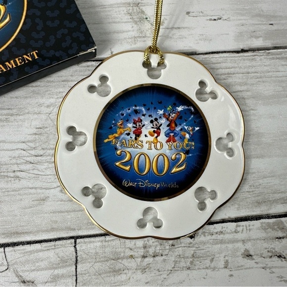 Disney World 2002 Christmas Ornament Scalloped Edge "Ears to You" Characters - Picture 1 of 5